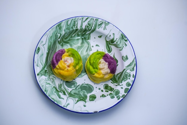 Dwa talerze z kolorowymi potrawami