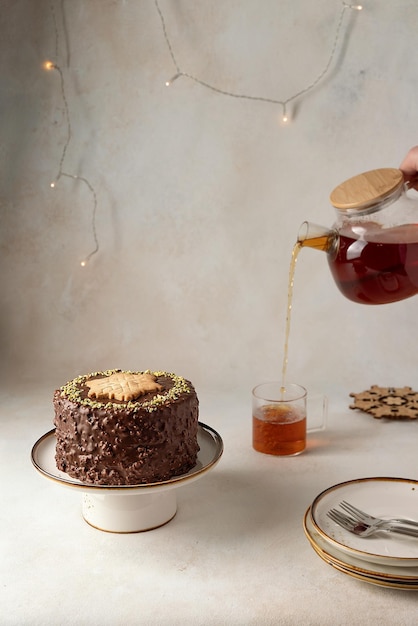 Herbata i ciasto na stole